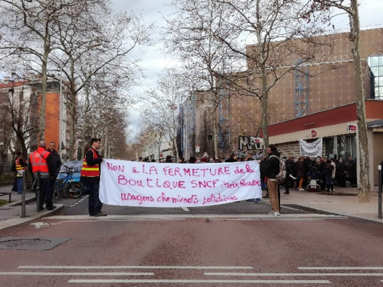 Lyon : une centaine de personnes réunies contre la fermeture de boutiques SNCF Lyon : une centaine de personnes réunies contre la fermeture de boutiques SNCF