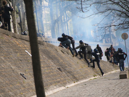 Lyon : des affrontements entre étudiants et policiers devant le campus des Quais Lyon : des affrontements entre étudiants et policiers devant le campus des Quais