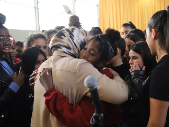 Lyon : Latifa Ibn Ziaten sensibilise les collégiens contre la radicalisation - VIDEO