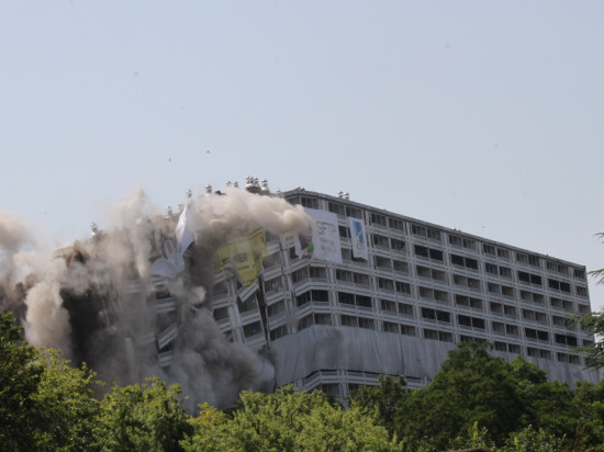 Lyon : la barre 230 de la Duchère foudroyée en quelques secondes ! - VIDEO