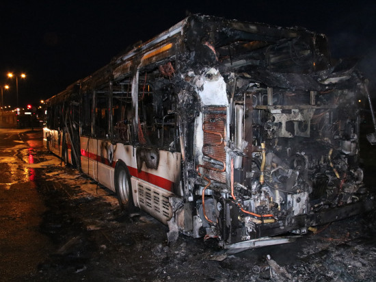 Vénissieux : un bus détruit par les flammes place Jules Grandclément Vénissieux : un bus détruit par les flammes place Jules Grandclément