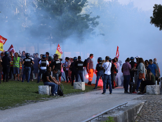 Lyon : la soirée des députés LREM du Rhône chahutée