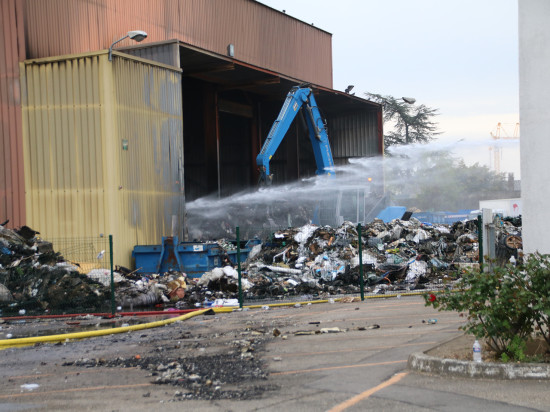 Un violent incendie dans une déchèterie à Vaulx-en-Velin Un violent incendie dans une déchèterie à Vaulx-en-Velin