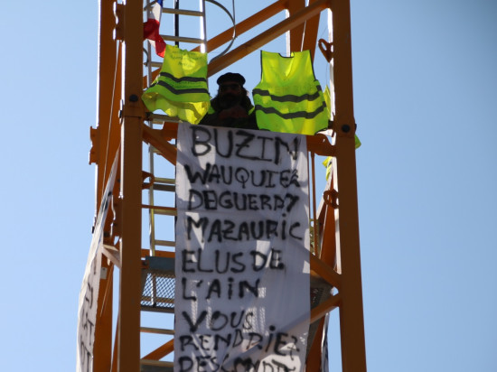 Un homme retranché sur une grue près de Lyon Un homme retranché sur une grue près de Lyon