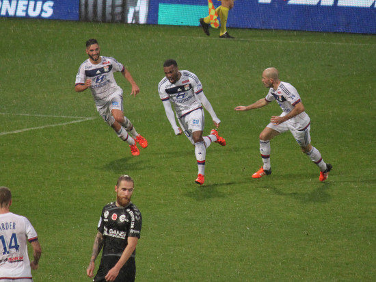 L'OL bat Reims sous une pluie torrentielle (1-0) - VIDEO L'OL bat Reims sous une pluie torrentielle (1-0) - VIDEO