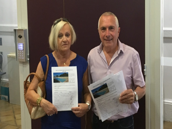 Une pétition contre la fermeture de la piscine de Gerland déposée à la mairie du 7e