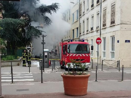 Lyon : deux voitures Bluely en feu, une école maternelle évacuée Lyon : deux voitures Bluely en feu, une école maternelle évacuée