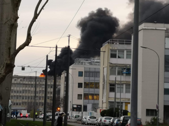 Villeurbanne : trois blessés légers après le spectaculaire incendie de la Doua - VIDEO