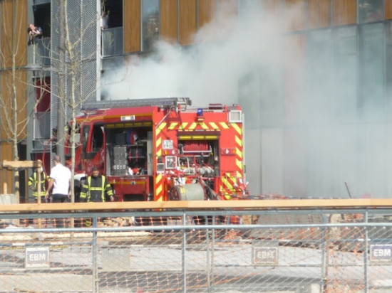 Une voiture en flamme mardi matin en plein centre de Lyon Une voiture en flamme mardi matin en plein centre de Lyon