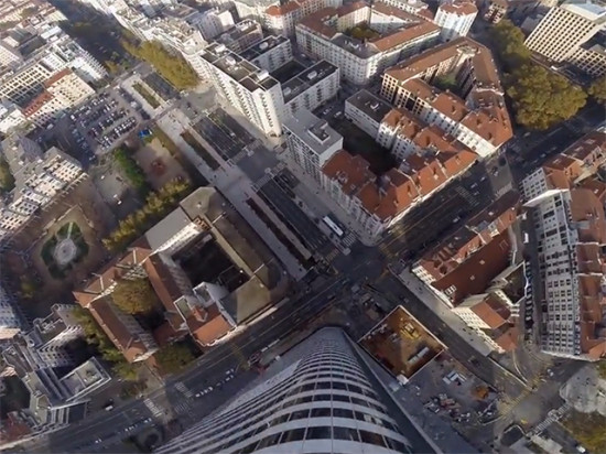 Base-jump : ils sautent du haut de la tour Incity à Lyon, une vidéo décoiffante !