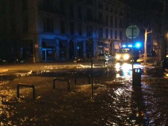 Lyon : la rupture d'une canalisation d'eau prive 450 foyers d'électricité Lyon : la rupture d'une canalisation d'eau prive 450 foyers d'électricité