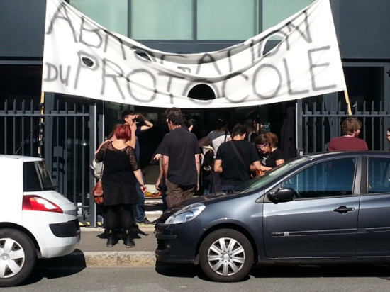 Le collectif unitaire 69 envahit la direction régionale de Pôle Emploi à Lyon Le collectif unitaire 69 envahit la direction régionale de Pôle Emploi à Lyon