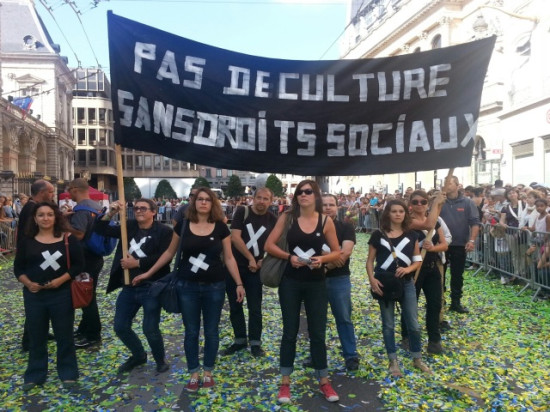 Les intermittents se font une place dans le défilé de la biennale de la danse de Lyon Les intermittents se font une place dans le défilé de la biennale de la danse de Lyon