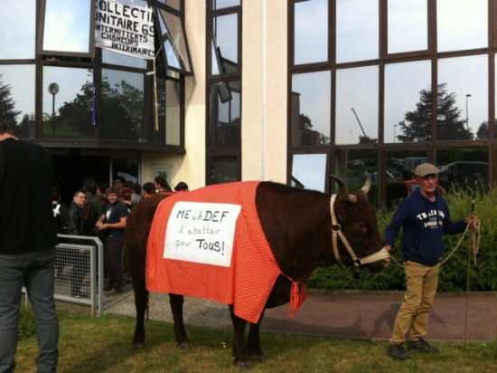 Opération MacDo des intermittents : rassemblement devant l'entreprise de Laurent Fiard Opération MacDo des intermittents : rassemblement devant l'entreprise de Laurent Fiard