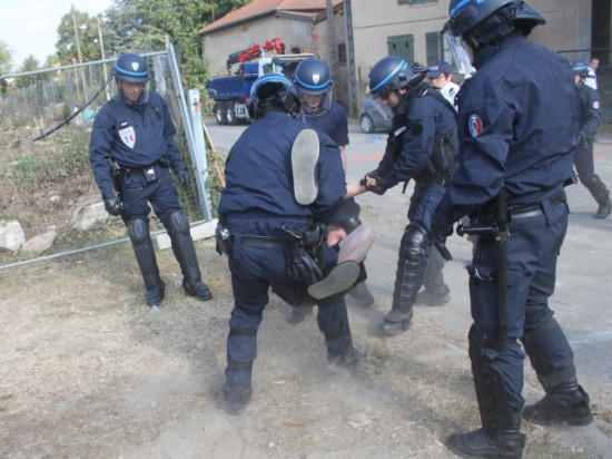 Grand Stade de l'OL : des zadistes délogés d'un terrain exproprié Grand Stade de l'OL : des zadistes délogés d'un terrain exproprié