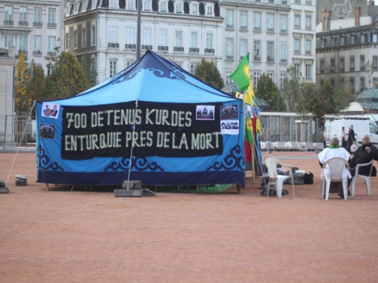 Une dizaine de Kurdes je&ucirc;nent place Bellecour