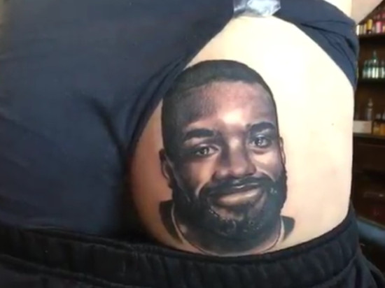 Un supporter anglais perd un pari et se fait tatouer Lacazette sur la fesse !