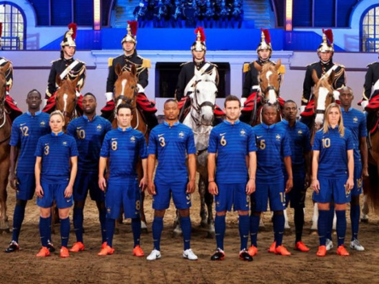 OL : Camille Abily a présenté le nouveau maillot de l’Equipe de France… avec les hommes !