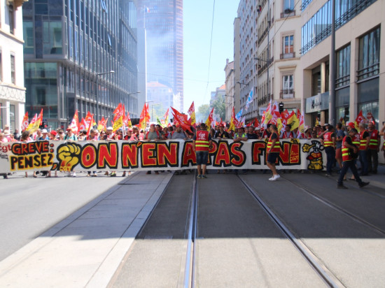 Entre 2200 et 4000 personnes manifestent à Lyon pour "préparer la rentrée" Entre 2200 et 4000 personnes manifestent à Lyon pour "préparer la rentrée"
