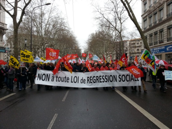 Plus de 1800 personnes manifestent à Lyon contre le projet de loi visant à réformer le marché du travail Plus de 1800 personnes manifestent à Lyon contre le projet de loi visant à réformer le marché du travail