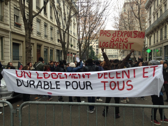 Migrants hébergés à Lyon 2 : près de 300 personnes manifestent devant la préfecture