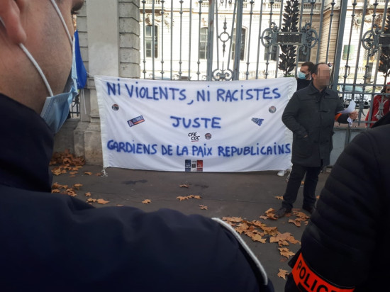 "Ni violents ni racistes", les policiers manifestent à Lyon