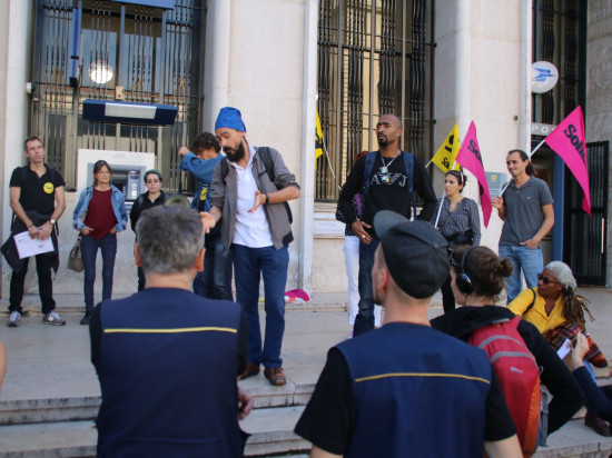 Une cinquantaine de personnes mobilisées pour soutenir un postier menacé de licenciement