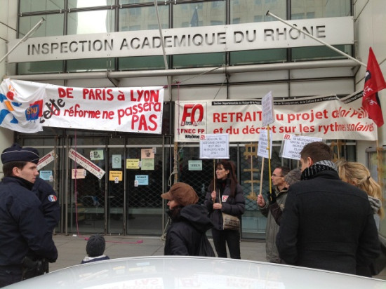 Lyon : environ 200 personnes manifestent contre la réforme des rythmes scolaires Lyon : environ 200 personnes manifestent contre la réforme des rythmes scolaires