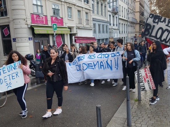 Rhône : lycées bloqués, barricades en feu et manifestations sauvages ce lundi