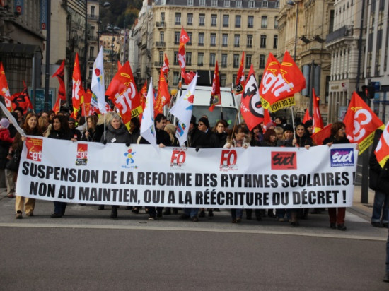 Réforme des rythmes scolaires : plus de 1700 personnes manifestent à Lyon Réforme des rythmes scolaires : plus de 1700 personnes manifestent à Lyon