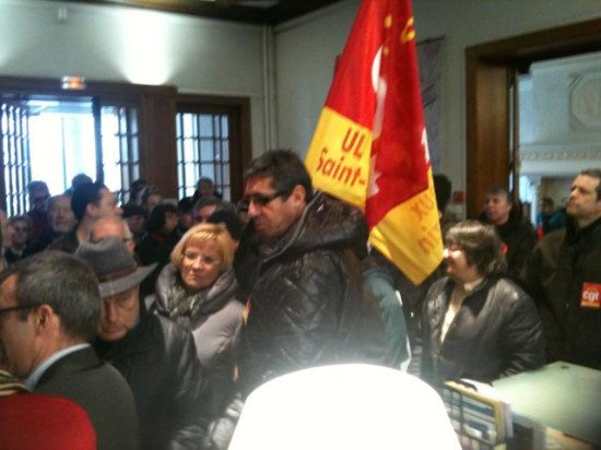 Veninov : les salariés envahissent la mairie de Feyzin