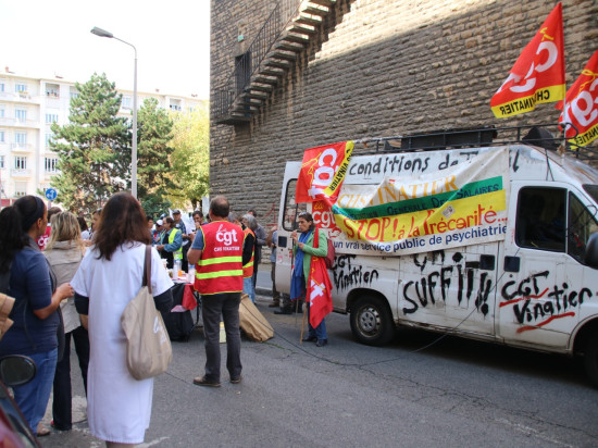 120 professionnels de la psychiatrie manifestent à Lyon