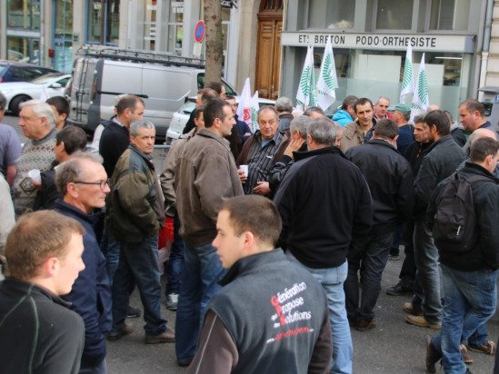 Une centaine d’agriculteurs réunis devant la Préfecture du Rhône Une centaine d’agriculteurs réunis devant la Préfecture du Rhône