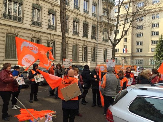 Une vingtaine de fonctionnaires manifestent devant la préfecture