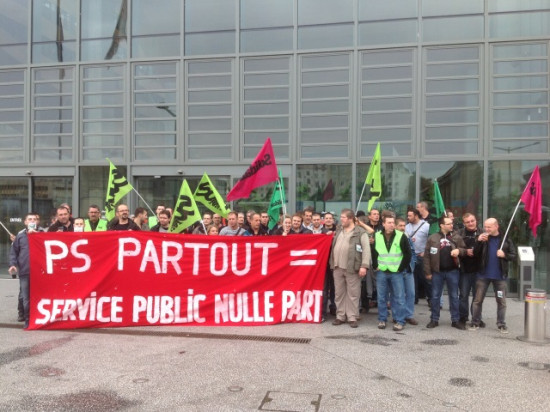 Une cinquantaine de cheminots manifestent devant le Conseil Régional Une cinquantaine de cheminots manifestent devant le Conseil Régional