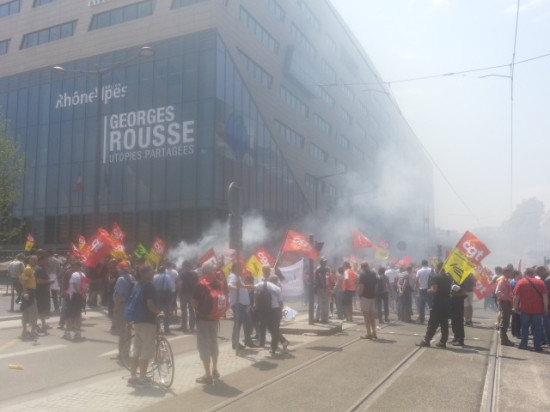 Grève à la SNCF : 450 cheminots devant le siège de la Région à Lyon