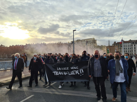 "Laissez-nous travailler" : un millier d'indépendants manifestent à Lyon