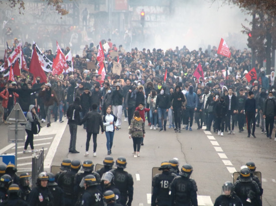 Plus de 2 300 lycéens manifestent à Lyon ce vendredi matin