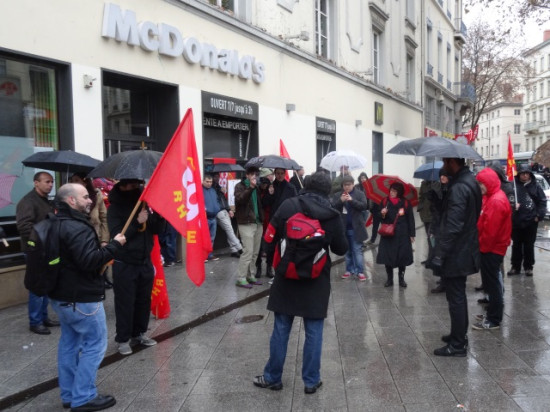 50 personnes manifestent devant le Mc Do de la Guillotière 50 personnes manifestent devant le Mc Do de la Guillotière