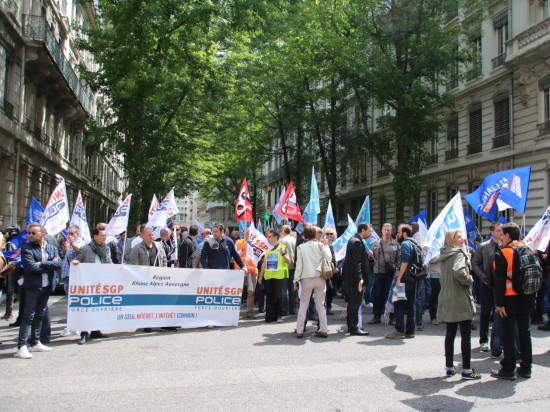 500 policiers réunis à Lyon pour dénoncer la "haine anti-flic"