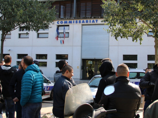 Viry-Châtillon : plusieurs rassemblements silencieux devant les commissariats lyonnais