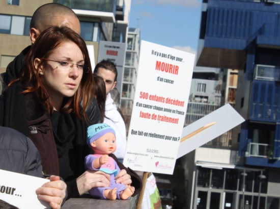Des poupées jetées dans la Saône en hommage aux enfants victimes du cancer