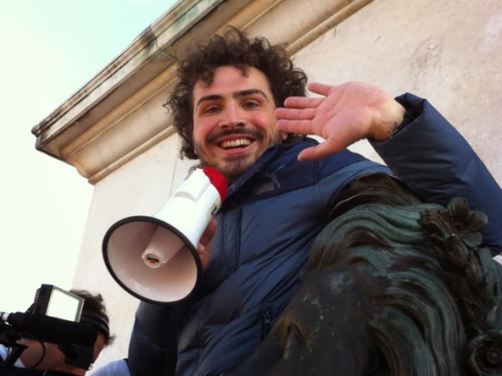 Le chroniqueur du Petit Journal de Canal + entart&eacute; &agrave; Lyon