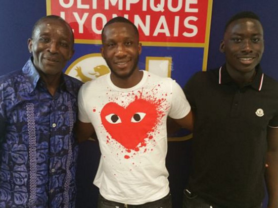 Dylan MBoumbouni signe son premier contrat pro avec l'OL Dylan MBoumbouni signe son premier contrat pro avec l'OL