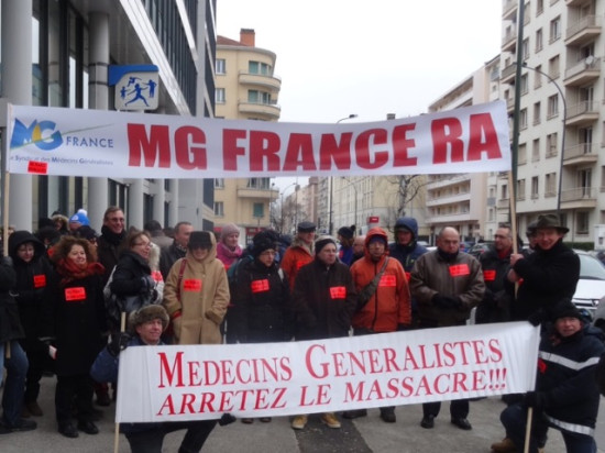 Projet de loi sant&eacute; : une soixantaine de m&eacute;decins manifestent
