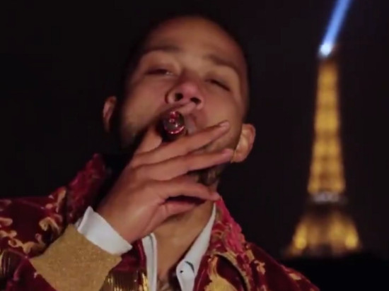 Cigare à la bouche devant la tour Eiffel : le rap de Memphis Depay