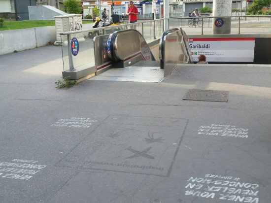 La publicité sur les trottoirs suspendue à Lyon !