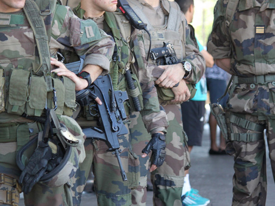 Lyon : un homme, alcoolisé, tente de dérober l'arme d'un militaire