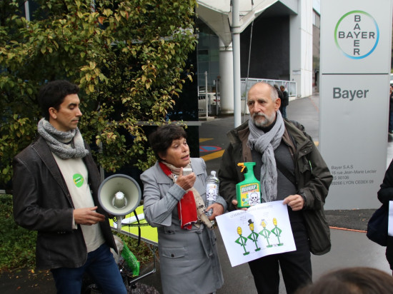 Une trentaine de manifestants contre la fusion Bayer Monsanto