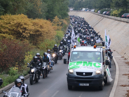 Plus de 2000 motards en colère ont bouché Lyon et ses environs